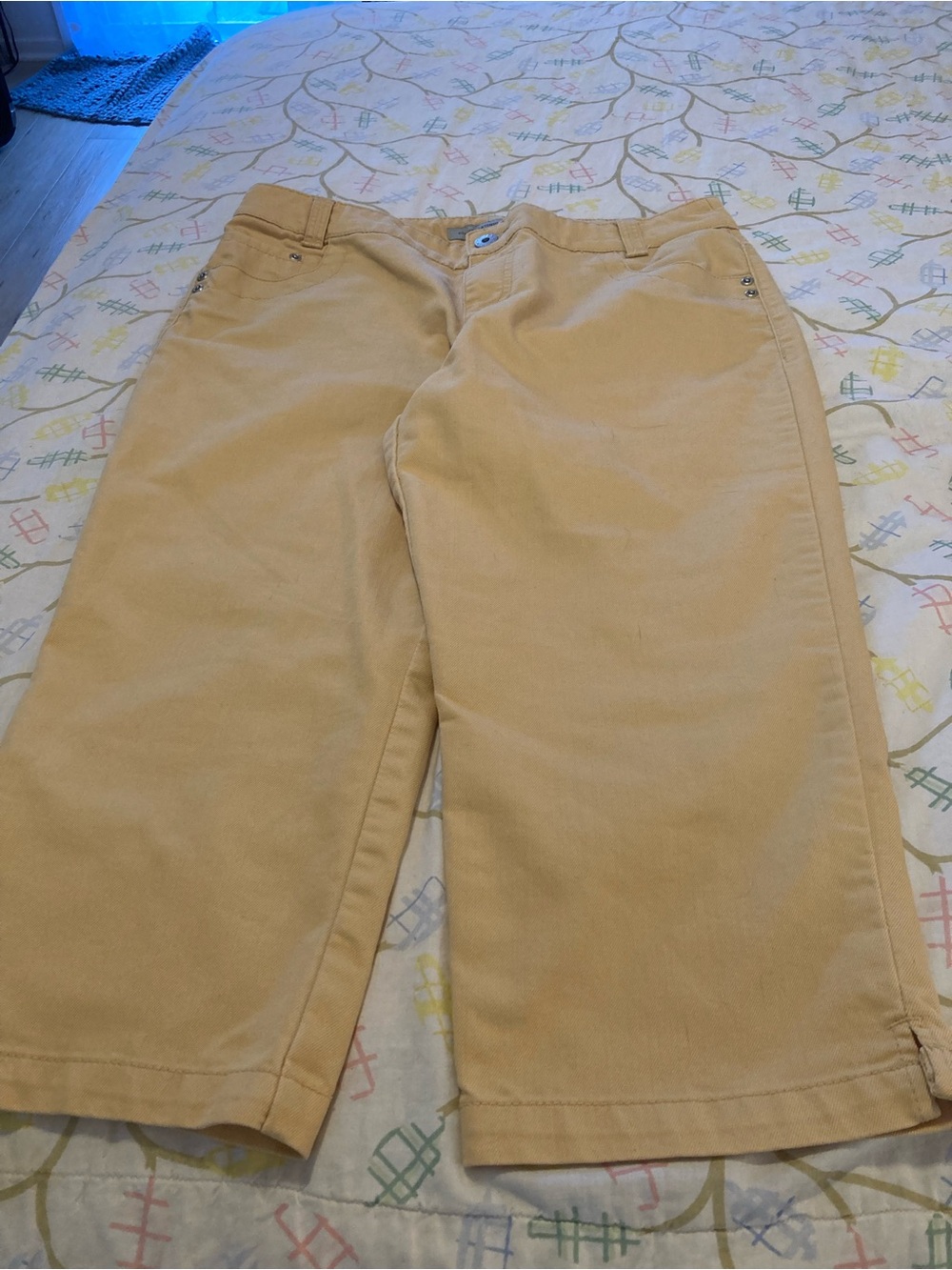 CHICO’S 🌽 Yellow/Maize colored Capris size 2
